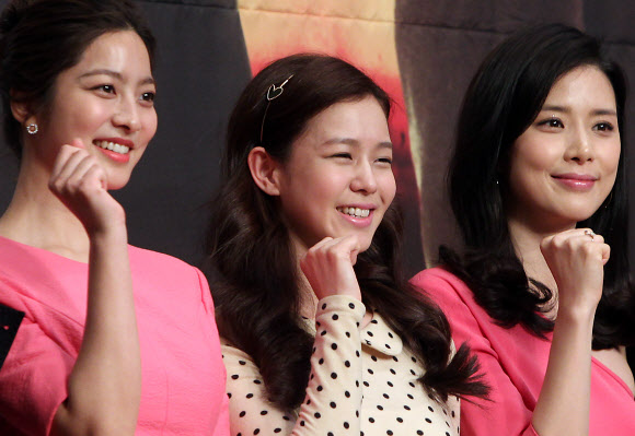 19일 오후 서울 잠실 롯데호텔에서 열린 KBS 새 수목드라마 ‘적도의 남자’ 제작발표회에서 배우 박세영(왼쪽부터), 경수진, 이보영이 포즈를 취하고 있다. 연합뉴스