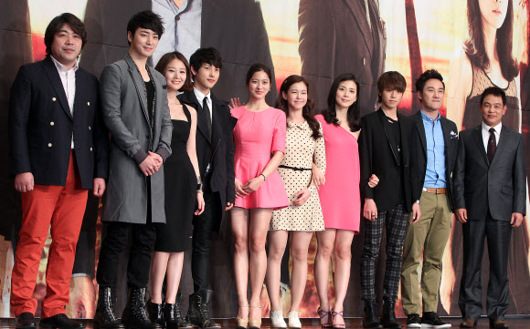 19일 오후 서울 잠실 롯데호텔에서 열린 KBS 새 수목드라마 ‘적도의 남자’ 제작발표회에서 배우 이원종(왼쪽부터), 이준혁, 임정은, 임시완, 박세영, 경수진, 이보영, 이현우, 엄태웅, 김영철이 포즈를 취하고 있다. 연합뉴스