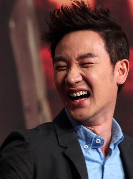 19일 오후 서울 잠실 롯데호텔에서 열린 KBS 새 수목드라마 ‘적도의 남자’ 제작발표회에서 배우 엄태웅이 간담회 도중 밝게 웃고 있다. 연합뉴스