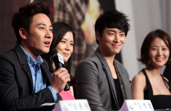 19일 오후 서울 잠실 롯데호텔에서 열린 KBS 새 수목드라마 ‘적도의 남자’ 제작발표회에서 배우 엄태웅(왼쪽)이 간담회를 갖고 있다.  연합뉴스