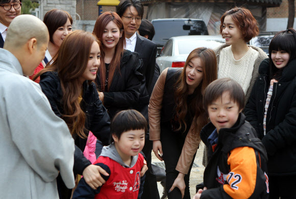 서울세관 홍보대사를 맡고 있는 여성그룹 티아라가 22일 오전 서울 안암동 승가원에서 열린 ‘서울세관과 티아라가 함께하는 봉사활동’에서 아이들과 인사를 나누고 있다. 연합뉴스