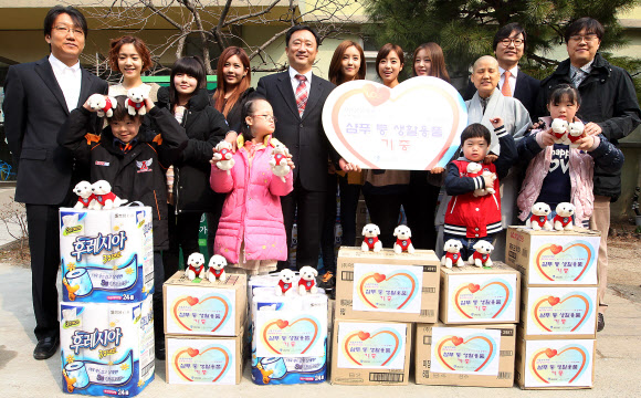 서울세관 홍보대사를 맡고 있는 여성그룹 티아라가 22일 오전 서울 안암동 승가원에서 열린 ‘서울세관과 티아라가 함께하는 봉사활동’에서 장애아동 사회복지법인 승가원에게 기증 물품을 전달하고 있다. 연합뉴스