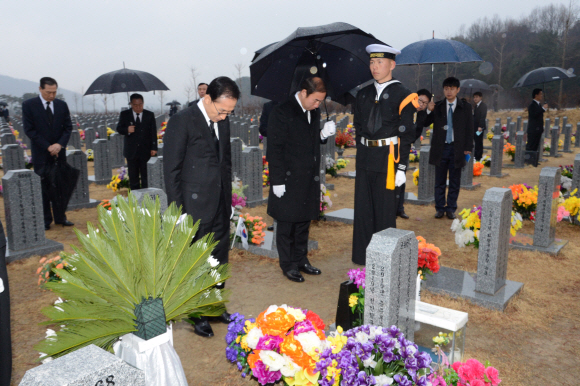 23일 천암함 피격2주기를 맞아 이명박대통령이 대전현충원을 방문, 고 한주호 해군준위의 묘역을 둘러보고 참배하고 있다. 청와대사진기자단
