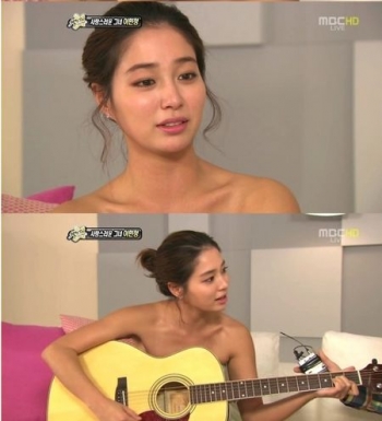 배우 이민정이 방송에 출연해 기타를 치는 장면에서 기타에 옷이 가려 아무 것도 입지 않은 듯 보이는 통에 민망한 착시 현상을 일으켰다.<br>MBC ‘섹션TV연예통신’ 방송 캡처