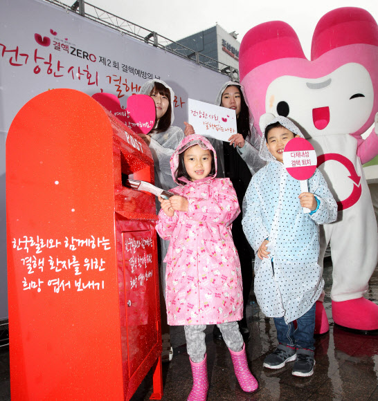 시민과 함께하는 결핵 ZERO 캠페인 ‘희망 엽서 나누기’ 행사가  23일 오전 서울 청계광장에서 열리고 있다.  연합뉴스