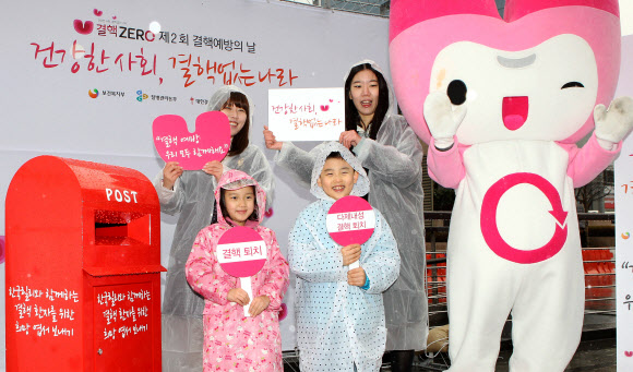 시민과 함께하는 결핵 ZERO 캠페인 ‘희망 엽서 나누기’ 행사가  23일 오전 서울 청계광장에서 열리고 있다.  연합뉴스