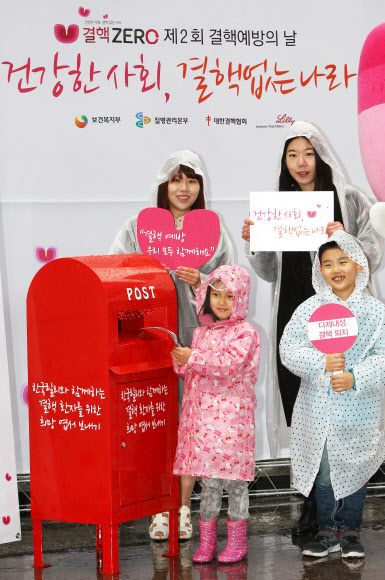 시민과 함께하는 결핵 ZERO 캠페인 ‘희망 엽서 나누기’ 행사가  23일 오전 서울 청계광장에서 열리고 있다.  연합뉴스