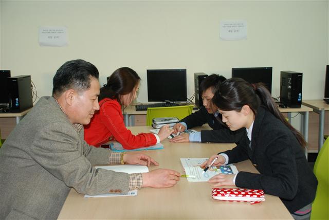 진주외고 일본어 교사인 이상고 교사 등이 정규 수업이 끝난 뒤 오인선양과 박경선군에게 한국어 특별 수업을 하고 있다.