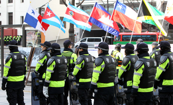 핵안보정상회의를 하루 앞둔 25일 경찰이 서울광장과 광화문 주변에 병력을 배치하며 경계태세를 강화하고 있다.  연합뉴스