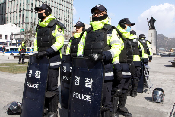 핵안보정상회의를 하루 앞둔 25일 경찰이 서울광장과 광화문 주변의 경계태세를 강화하고 있다. 연합뉴스