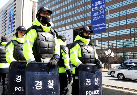 핵안보정상회의를 하루 앞둔 25일 경찰이 서울광장과 광화문 주변의 경계태세를 강화하고 있다. 연합뉴스