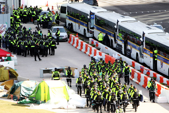 핵안보정상회의를 하루 앞둔 25일 경찰이 서울광장과 광화문 주변의 경계태세를 강화하며 분주하게 움직이고 있다. 연합뉴스