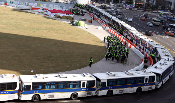 핵안보정상회의를 하루 앞둔 25일 경찰이 서울광장과 광화문 주변의 경계태세를 강화하며 분주하게 움직이고 있다. 연합뉴스