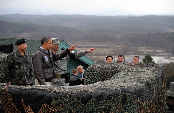 2012핵안보정상회의 참석차 25일 방한한 오바마 미국 대통령이 판문점 공동경비구역을 방문해 오피오울렛에서 관계자들의 설명을 듣고 있다.  