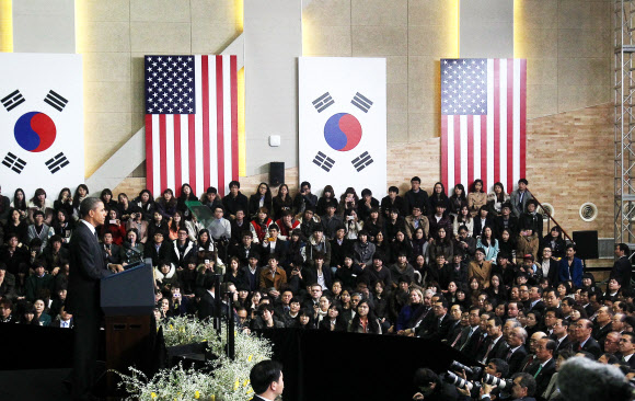 2012 서울 핵안보정상회의 참석차 방한중인 버락 오바마 미국 대통령이 26일 오전 서울 동대문구 이문동 한국외국어대학교에서 연설을 하고 있다. 연합뉴스