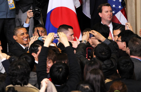 2012 서울 핵안보정상회의 참석차 방한중인 버락 오바마 미국 대통령이 26일 오전 서울 동대문구 이문동 한국외국어대학교에서 연설을 마친 후 학생들의 환호에 답하고 있다.  연합뉴스