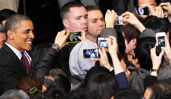 2012 서울 핵안보정상회의 참석차 방한중인 버락 오바마 미국 대통령이 26일 오전 서울 동대문구 이문동 한국외국어대학교에서 연설을 마친 후 학생들의 환호에 답하고 있다. 연합뉴스