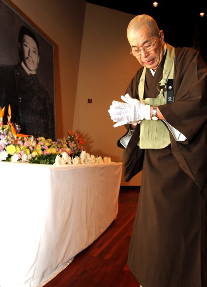 26일 서울 중구 남대문로 5가 안중근의사기념관에서 열린 안중근의사 순국 102주기 추모식에서 한 일본인 참석자가 헌화하고 있다.  연합뉴스