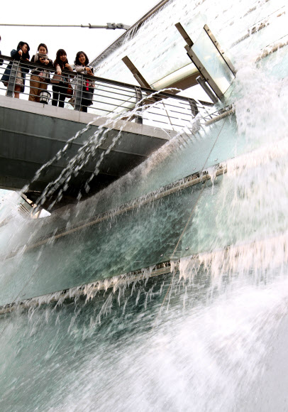 27일 오전 서울 서초구 서초동 아쿠아아트육교 워터스크린이 봄을 맞아 본격 가동돼 시원한 물줄기를 뿜어내고 있다. 연합뉴스