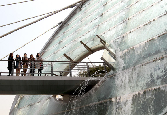 27일 오전 서울 서초구 서초동 아쿠아아트육교 워터스크린이 봄을 맞아 본격 가동돼 시원한 물줄기를 뿜어내고 있다.  연합뉴스