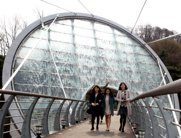 27일 오전 서울 서초구 서초동 아쿠아아트육교 워터스크린이 봄을 맞아 본격 가동돼 시원한 물줄기를 뿜어내고 있다.  연합뉴스