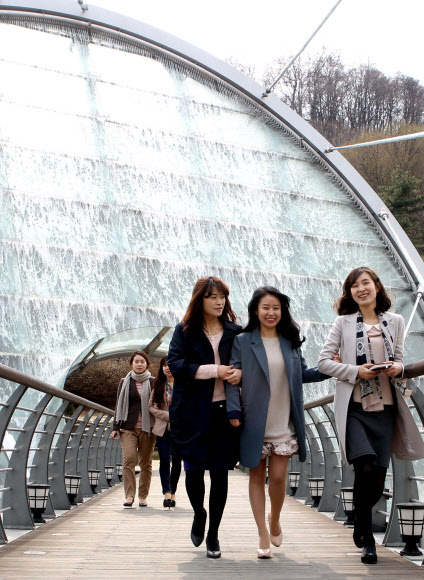 27일 오전 서울 서초구 서초동 아쿠아아트육교 워터스크린이 봄을 맞아 본격 가동돼 시원한 물줄기를 뿜어내고 있다.  연합뉴스