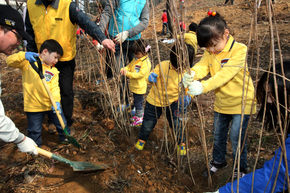 신세계 임직원과 자녀들이 식목일을 앞둔 28일 2010년 태풍 곤파스 피해지역인 서울 강동구 고덕동 방죽, 샘터 근린공원에서 식목행사를 갖고 있다. 연합뉴스