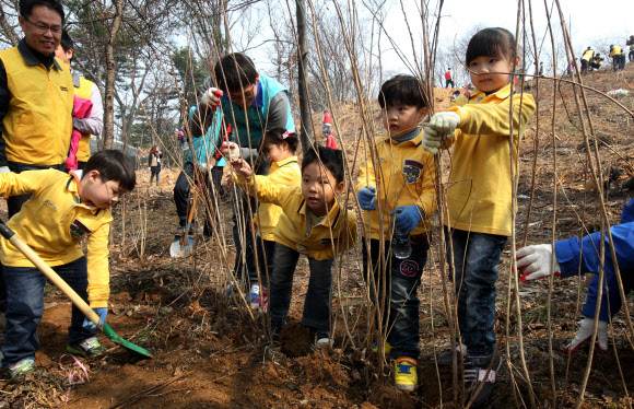 신세계 임직원과 자녀들이 식목일을 앞둔 28일 2010년 태풍 곤파스 피해지역인 서울 강동구 고덕동 방죽, 샘터 근린공원에서 식목행사를 갖고 있다. 연합뉴스