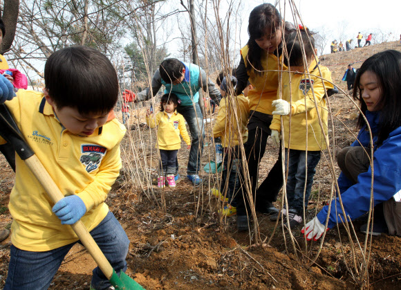 신세계 임직원과 자녀들이 식목일을 앞둔 28일 2010년 태풍 곤파스 피해지역인 서울 강동구 고덕동 방죽, 샘터 근린공원에서 식목행사를 갖고 있다. 연합뉴스