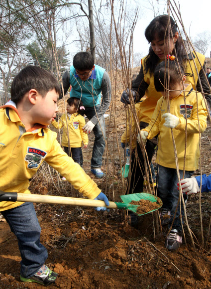 신세계 임직원과 자녀들이 식목일을 앞둔 28일 2010년 태풍 곤파스 피해지역인 서울 강동구 고덕동 방죽, 샘터 근린공원에서 식목행사를 갖고 있다. 연합뉴스