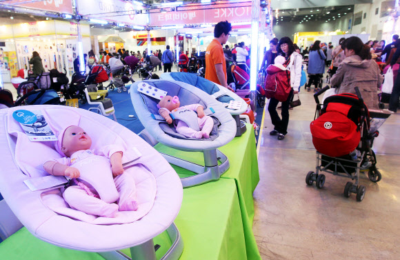 29일 오후 경기도 고양시 일산서구 대화동 킨텍스 제2전시장에서 열린 ‘2012 아이엠맘페어(I Am Mom Fair)’에서 관람객들이 다양한 육아 및 어린이 교육 용품들을 둘러 보고 있다.  연합뉴스