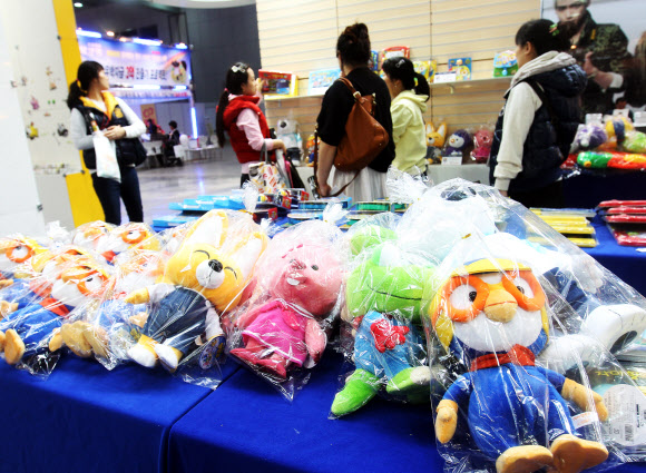 29일 오후 경기도 고양시 일산서구 대화동 킨텍스 제2전시장에서 열린 ‘2012 아이엠맘페어(I Am Mom Fair)’에서 관람객들이 다양한 육아 및 어린이 교육 용품들을 둘러 보고 있다.  연합뉴스