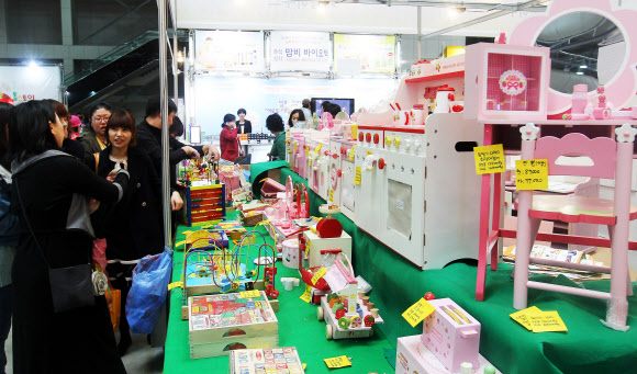 29일 오후 경기도 고양시 일산서구 대화동 킨텍스 제2전시장에서 열린 ‘2012 아이엠맘페어(I Am Mom Fair)’에서 관람객들이 다양한 육아 및 어린이 교육 용품들을 둘러 보고 있다.  연합뉴스