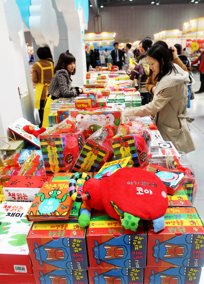 29일 오후 경기도 고양시 일산서구 대화동 킨텍스 제2전시장에서 열린 ‘2012 아이엠맘페어(I Am Mom Fair)’에서 관람객들이 다양한 육아 및 어린이 교육 용품들을 둘러 보고 있다.  연합뉴스