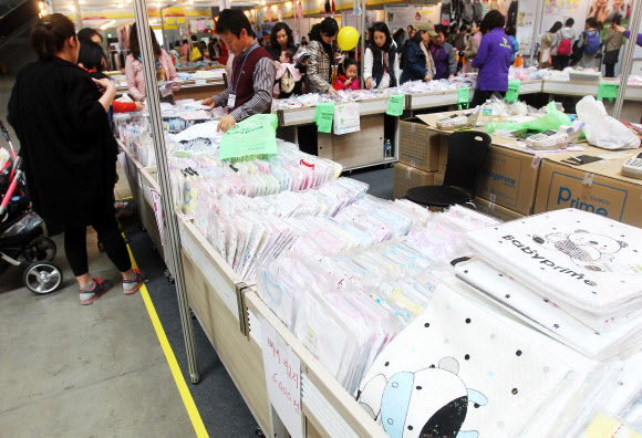 29일 오후 경기도 고양시 일산서구 대화동 킨텍스 제2전시장에서 열린 ‘2012 아이엠맘페어(I Am Mom Fair)’에서 관람객들이 다양한 육아 및 어린이 교육 용품들을 둘러 보고 있다.  연합뉴스