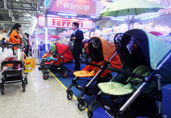 29일 오후 경기도 고양시 일산서구 대화동 킨텍스 제2전시장에서 열린 ‘2012 아이엠맘페어(I Am Mom Fair)’에서 관람객들이 다양한 육아 및 어린이 교육 용품들을 둘러 보고 있다.  연합뉴스
