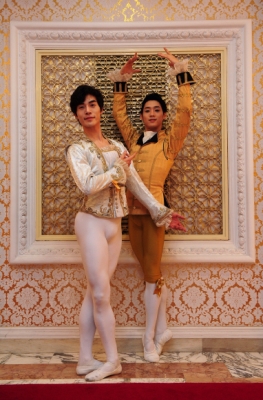 유니버설발레단의 주역 이현준(왼쪽)과 이승현은 고전발레의 대표작 ‘잠자는 숲 속의 미녀’에서 강하면서도 부드러운 왕자로 변신한다.<br>손형준기자 boltagoo@seoul.co.kr