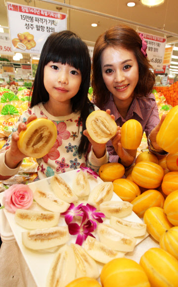 30일 오전 서울 중구 봉래동 롯데마트 서울역점에서 참외 대표 산지로 유명한 성주에서 수확한 성주월항 참외 6~8 入 1봉을 정상가보다 30% 저렴한 6,800원에 선보이고 있다. 연합뉴스