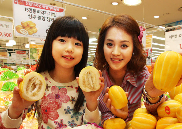 30일 오전 서울 중구 봉래동 롯데마트 서울역점에서 참외 대표 산지로 유명한 성주에서 수확한 성주월항 참외 6~8 入 1봉을 정상가보다 30% 저렴한 6,800원에 선보이고 있다. 연합뉴스