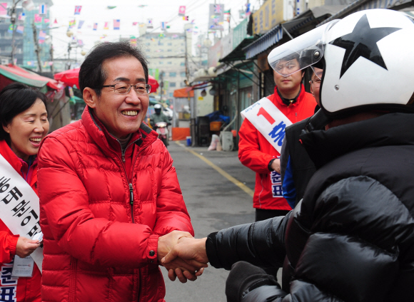 홍준표 새누리당 전 대표가 지난 4·11 총선 때 지역구(동대문을)에서 유권자들을 상대로 지지를 호소하고 있는 모습.  서울신문 포토라이브러리