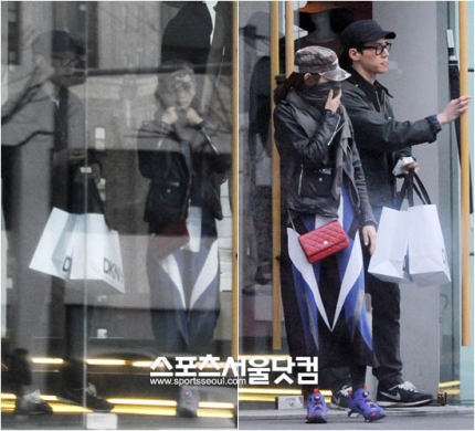 매장에서 나오며 머플러로 얼굴을 가리는 윤승아와 뒤에서 문을 잡아주는 김무열.