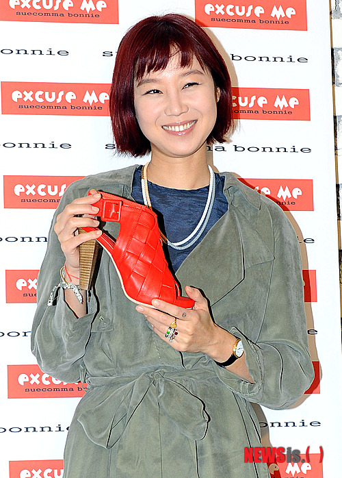 6일 오후 서울 강남구 청담동 슈콤마보니에서 배우 공효진이 포토타임을 갖고 있다.