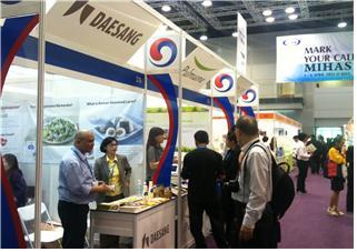 말레이시아 쿠알라룸푸르에서 열린 ‘2012 국제 할랄박람회’ 한국관 부스에 6일 외국 바이어들이 방문해 상담하고 있다. 한국농수산식품유통공사 제공