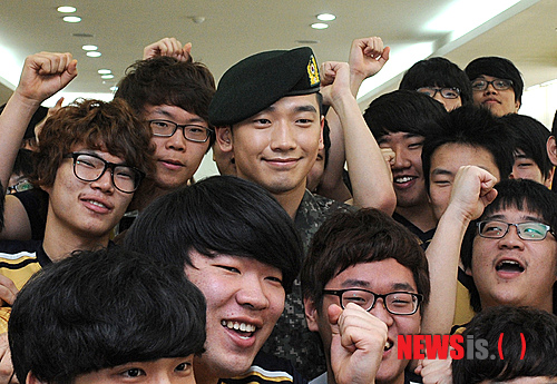 제9대 병무홍보대사 비(정지훈)가 10일 오전 서울지방병무청에서 신병검사를 받으러 온 후배들과 기념사진을 촬영하고 있다.