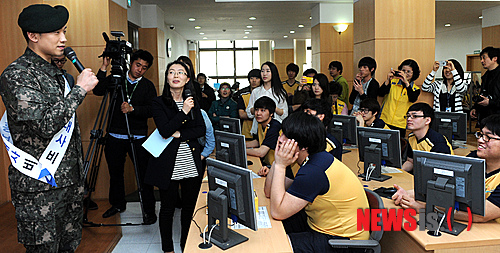 제9대 병무홍보대사 비(정지훈)가 10일 오전 서울지방병무청에서 신병검사를 받으러 온 후배들의 질문에 답하고 있다.