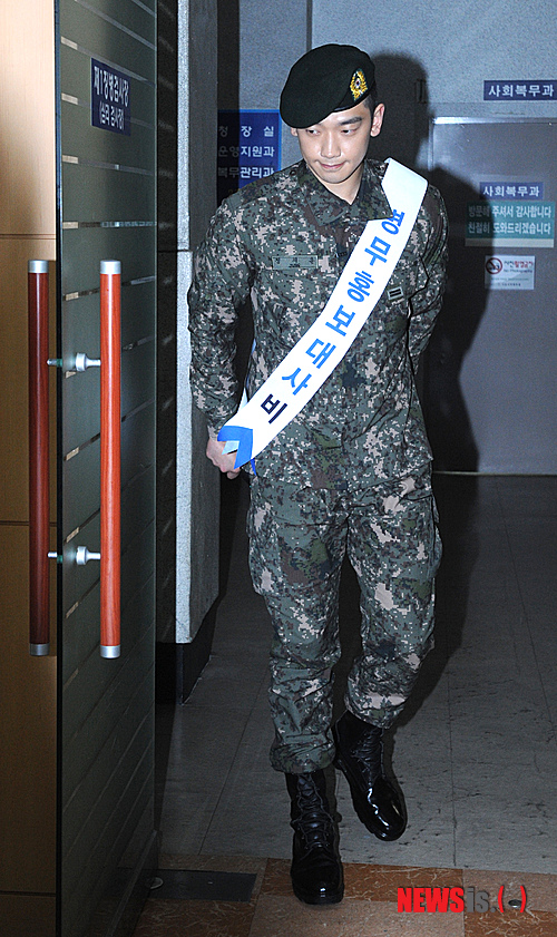 제9대 병무홍보대사 비(정지훈)가 10일 오전 서울지방병무청에서 신병검사를 받으러 온 후배들을 만나기 위해 걸어 들어오고 있다.