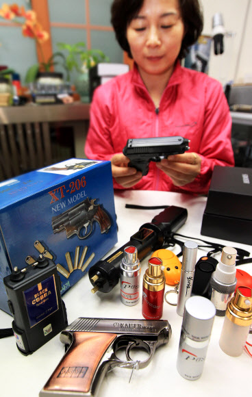 수원 20대 여성 살인사건이 보도된 이후 강력범죄에 대한 불안감이 높아져 10일 오후 서울 양천구 신정동 호신용품 판매점에서 한 여성이 전기충격기를 살펴보고 있다.  연합뉴스