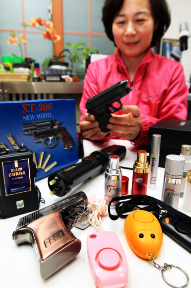 수원 20대 여성 살인사건이 보도된 이후 강력범죄에 대한 불안감이 높아져 10일 오후 서울 양천구 신정동 호신용품 판매점에서 한 여성이 전기충격기를 살펴보고 있다.  연합뉴스