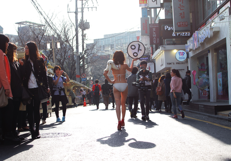 행위예술가 낸시랭(32)이 지난 9일 비키니 차림으로 홍대, 여의도, 광화문 광장 등 서울시내를 활보하며 4·11 총선 투표 참여 퍼포먼스를 연출하고 있다.