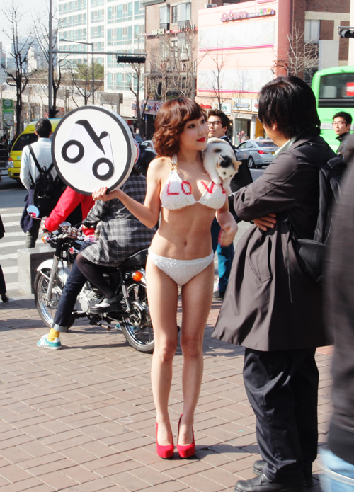행위예술가 낸시랭(32)이 지난 9일 비키니 차림으로 홍대, 여의도, 광화문 광장 등 서울시내를 활보하며 4·11 총선 투표 참여 퍼포먼스를 연출하고 있다.